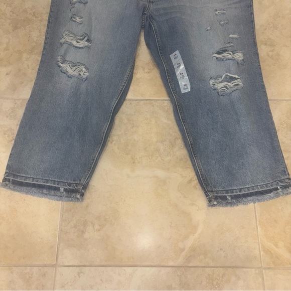 Old Navy Distressed Slouchy Straight Crop NWT - Picture 6 of 12